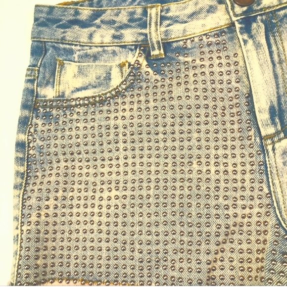 NWT Love Fire Denim Studded Shorts Acid Wash Pink Raw Edge Hem Junior Size 9 - Picture 2 of 9